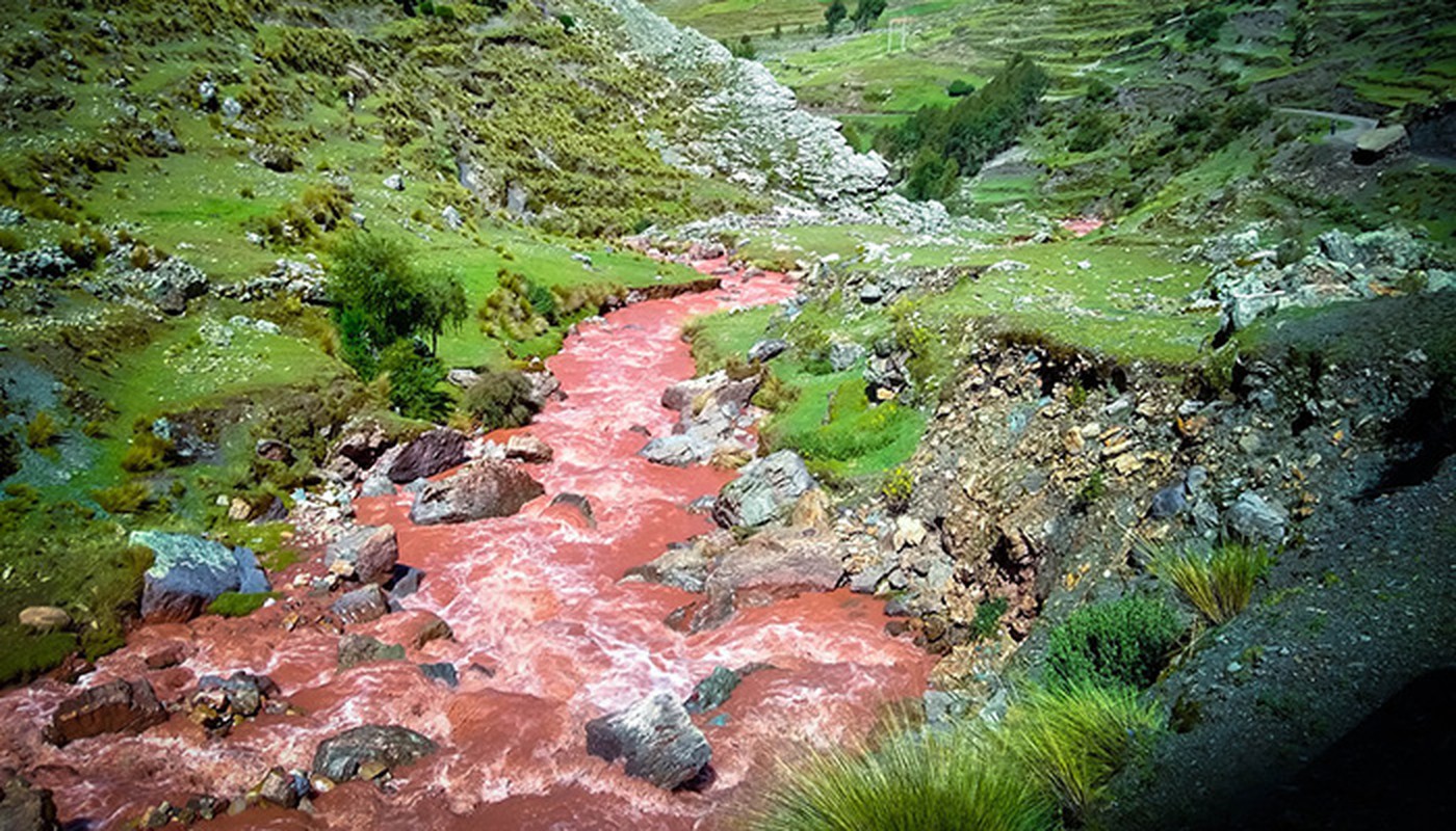 Choáng váng dòng sông kỳ lạ nước đỏ như máu ở Peru
