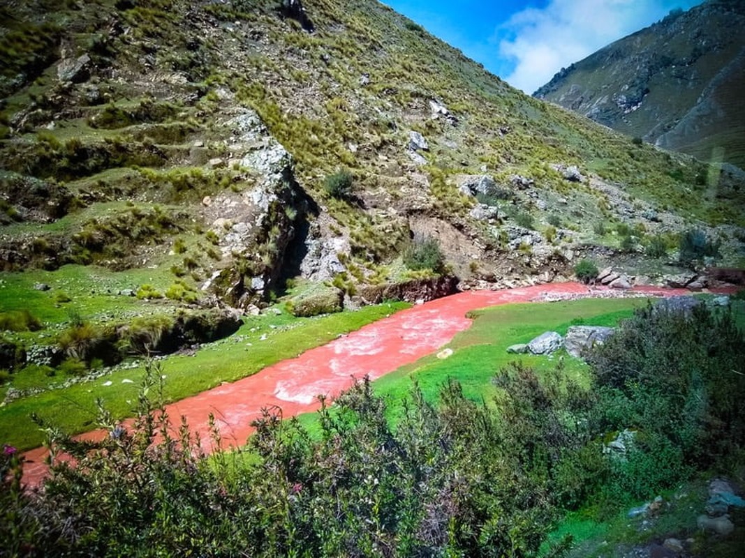 View -             Choáng váng dòng sông kỳ lạ nước đỏ như máu ở Peru    