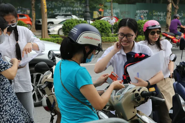             Tuyển sinh lớp 10 tại Hà Nội, thí sinh hồi hộp bước vào môn thi đầu tiên.    