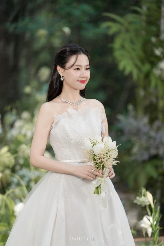 View -             Midu 'gây sốt' với bộ ảnh cưới đẹp ngọt ngào tại Đà Lạt    