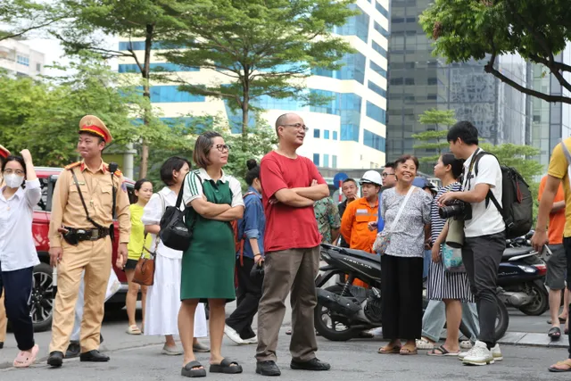 View -             Tuyển sinh lớp 10 tại Hà Nội, thí sinh hồi hộp bước vào môn thi đầu tiên.    