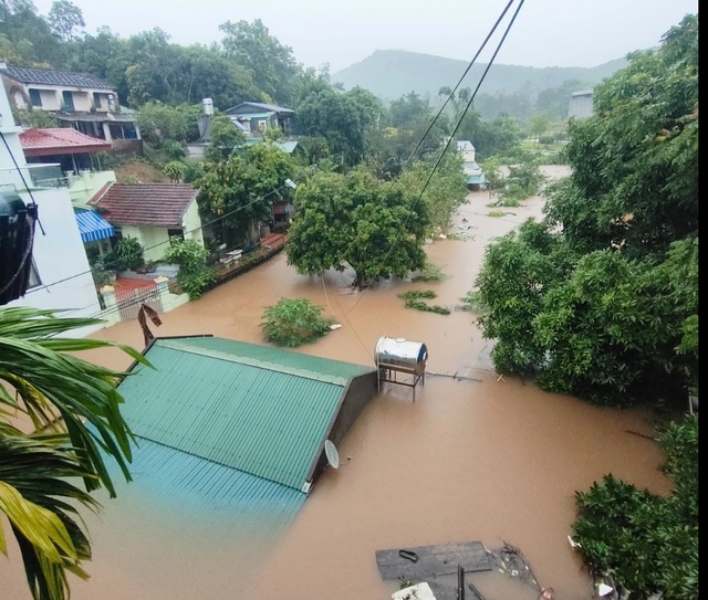 View -             Mưa lớn làm nhiều tuyến phố, khu dân cư ở Quảng Ninh, Hải Phòng ngập sâu    