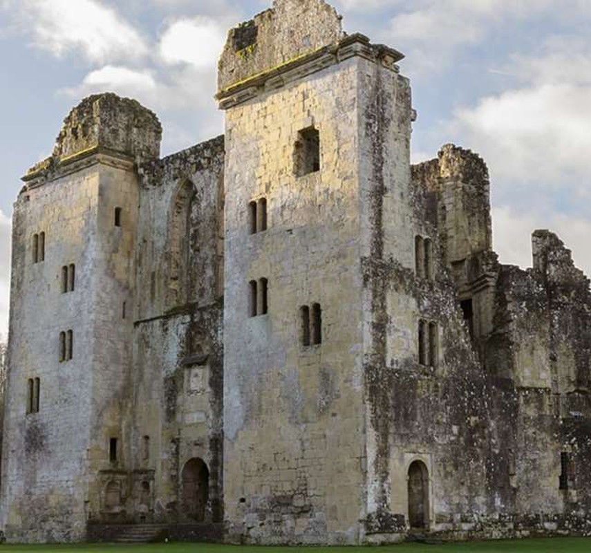 Đẹp ma mị những lâu đài bị bỏ hoang trên Trái đất