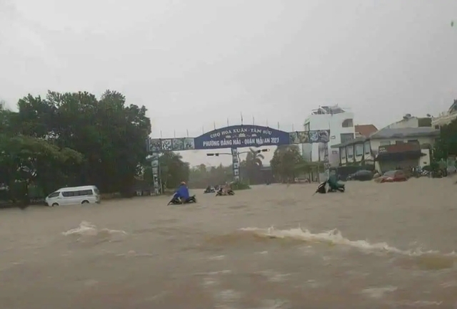             Mưa lớn làm nhiều tuyến phố, khu dân cư ở Quảng Ninh, Hải Phòng ngập sâu    