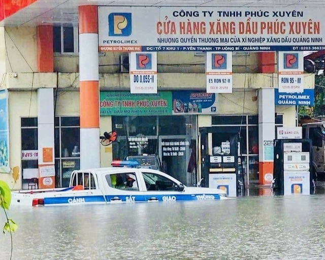 View -             Mưa lớn làm nhiều tuyến phố, khu dân cư ở Quảng Ninh, Hải Phòng ngập sâu    