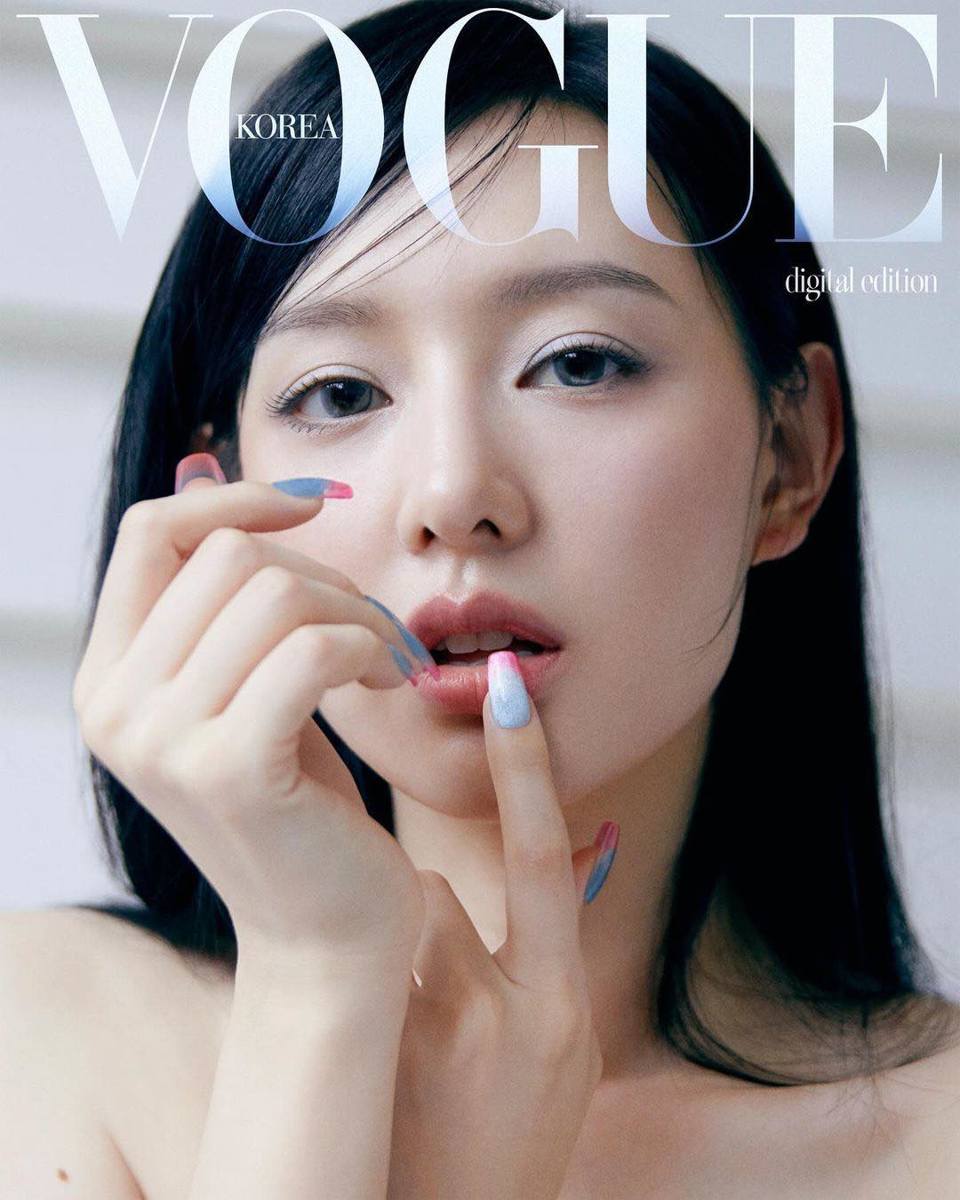             'Nữ hoàng nước mắt' Kim Ji Won đẹp mê hoặc trên bìa Vogue    
