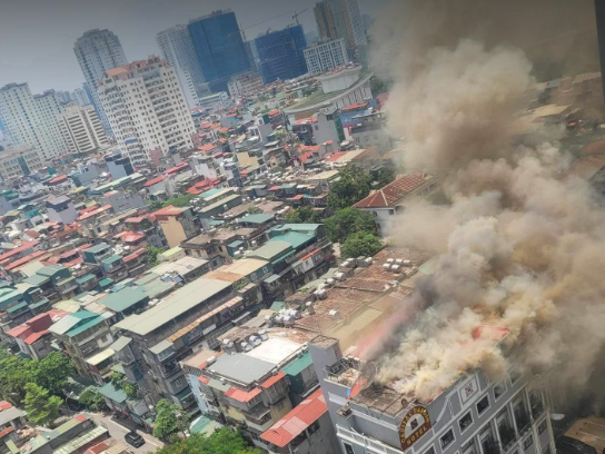 View -             Hà Nội: Cháy khách sạn Capital Garden, cột khói bốc cao nghi ngút    