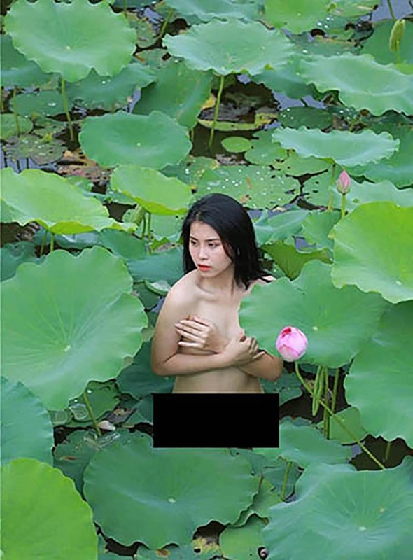 View -             'Thiếu nữ chăn vịt' diện bikini nhỏ xíu chụp sen khiến netizen đỏ mặt    