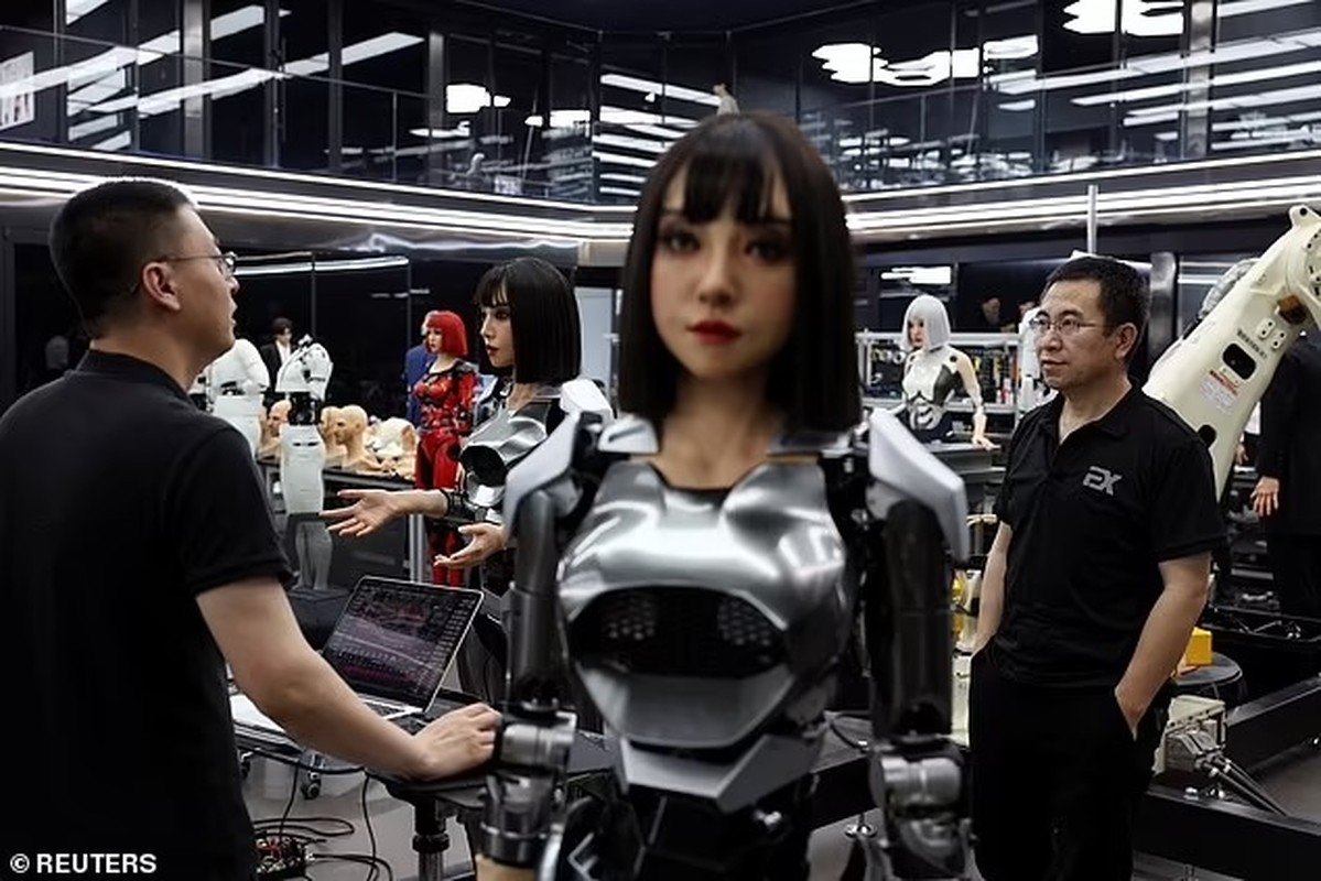             Đột nhập nhà máy sản xuất robot giống hệt người thật ở Trung Quốc    
