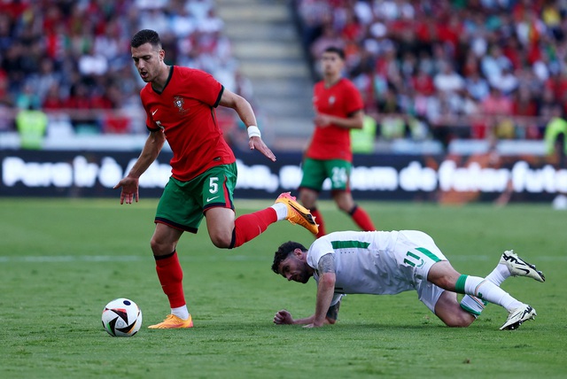             Ronaldo lập kỷ lục ghi bàn, Bồ Đào Nha thắng tưng bừng Ireland    