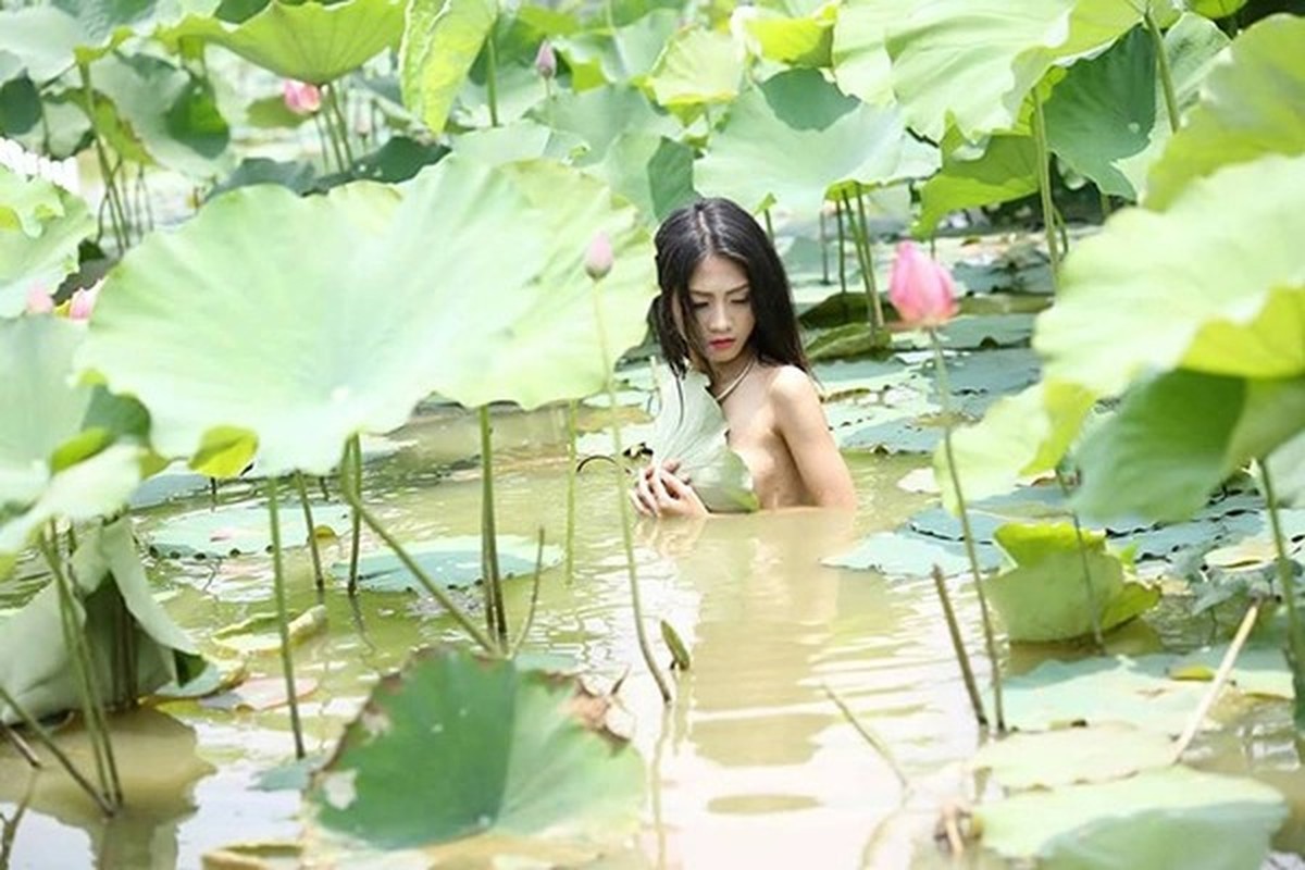 View -             'Thiếu nữ chăn vịt' diện bikini nhỏ xíu chụp sen khiến netizen đỏ mặt    