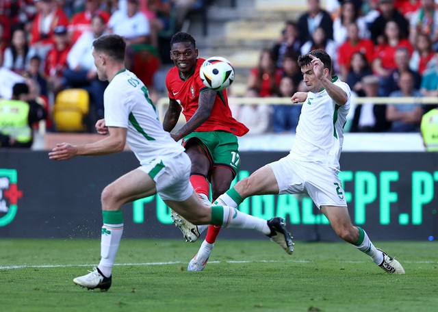 View -             Ronaldo lập kỷ lục ghi bàn, Bồ Đào Nha thắng tưng bừng Ireland    