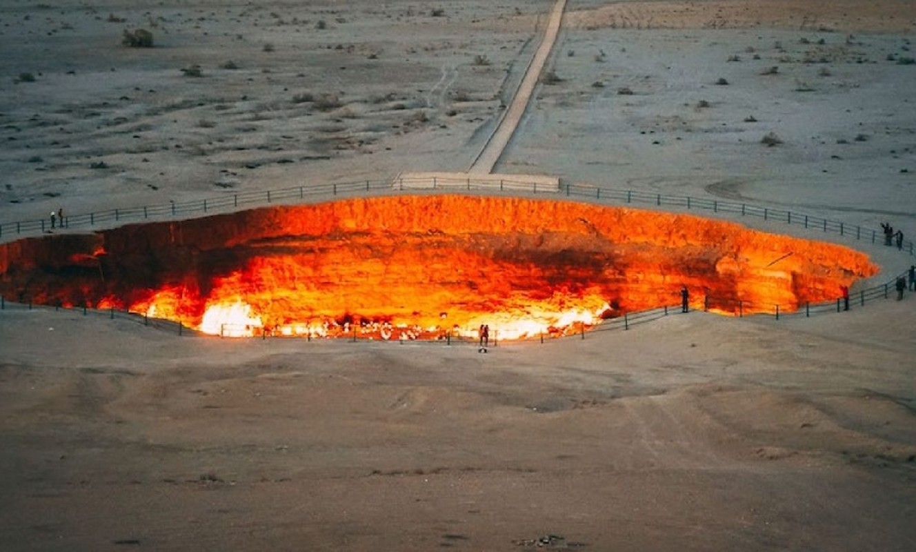 View -             Hãi hùng 'cổng địa ngục' có thật trên Trái đất: Cháy rừng rực không ngừng    