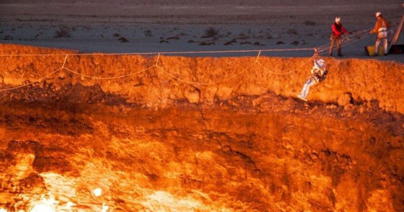 View -             Hãi hùng 'cổng địa ngục' có thật trên Trái đất: Cháy rừng rực không ngừng    