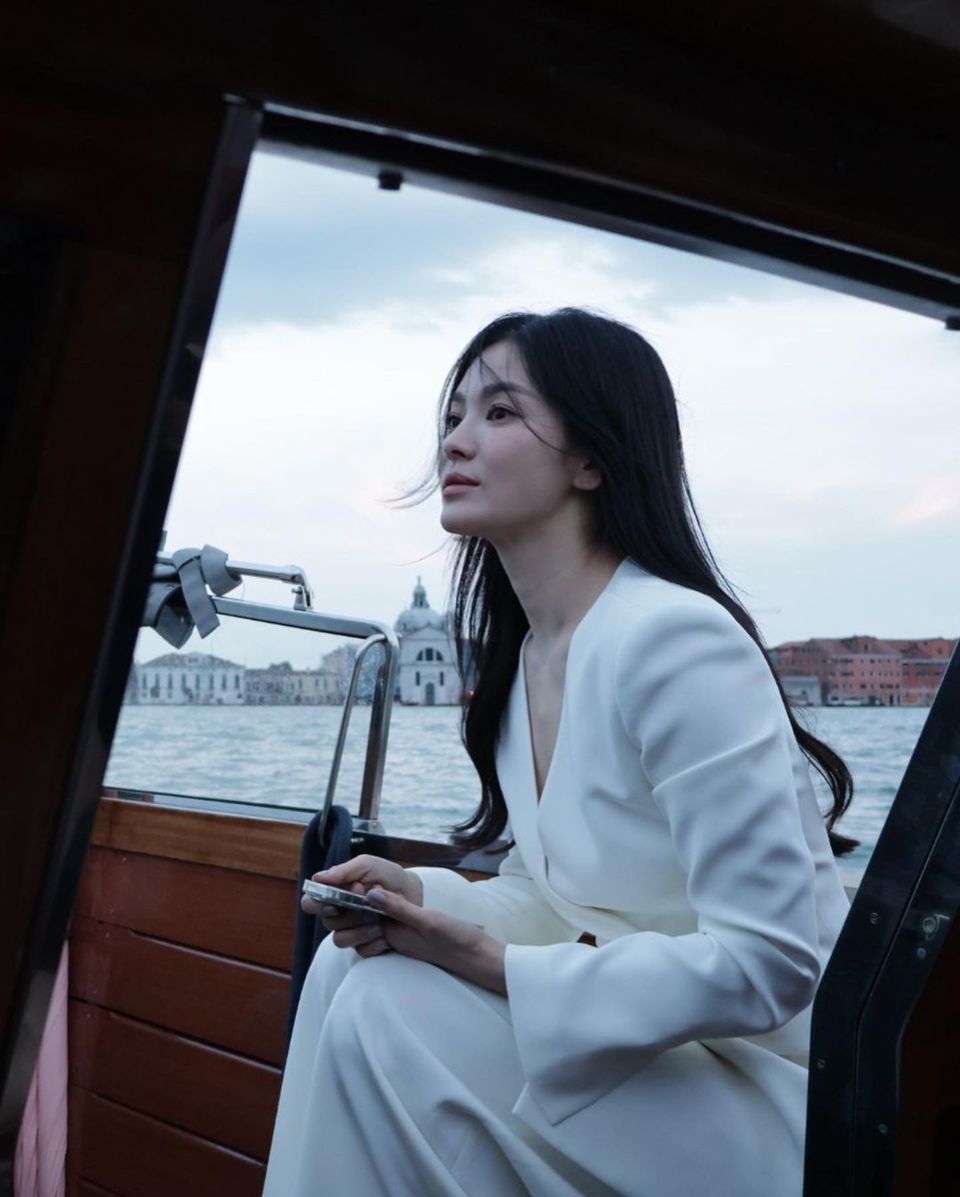 View -             'Bảo vật nhan sắc' Song Hye Kyo 43 tuổi bên mỹ nam kém 16 tuổi    