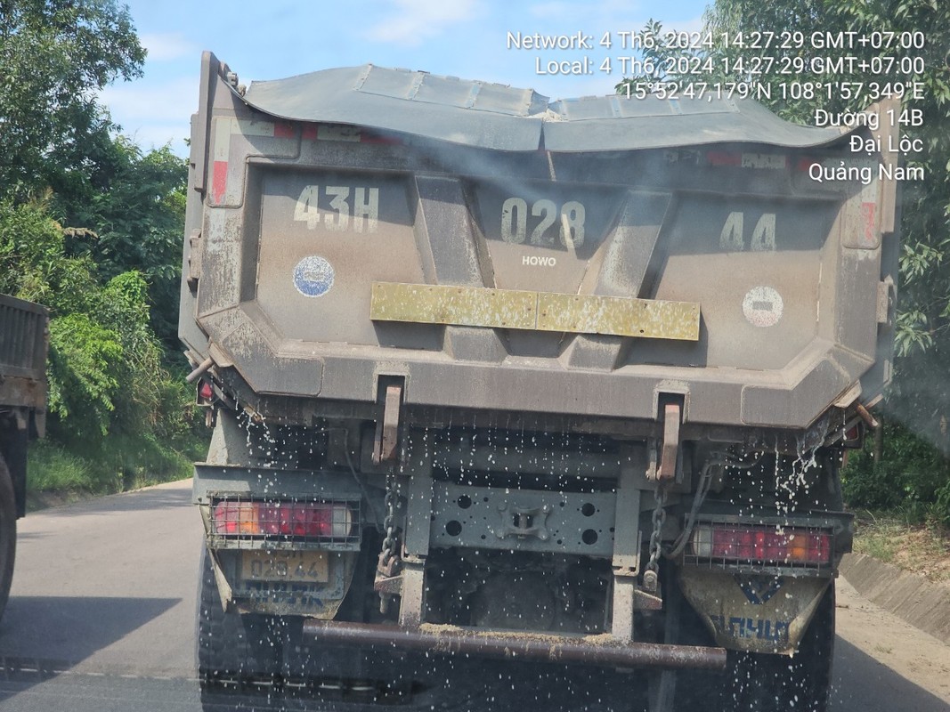 View -             Quảng Nam: Xe chở cát ướt 'vô tư' lưu thông trên quốc lộ 14B    