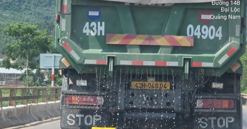             Quảng Nam: Xe chở cát ướt 'vô tư' lưu thông trên quốc lộ 14B    