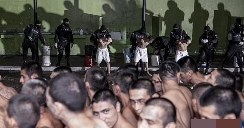             Kinh hãi bên trong nhà tù 'địa ngục' ở El Salvador    