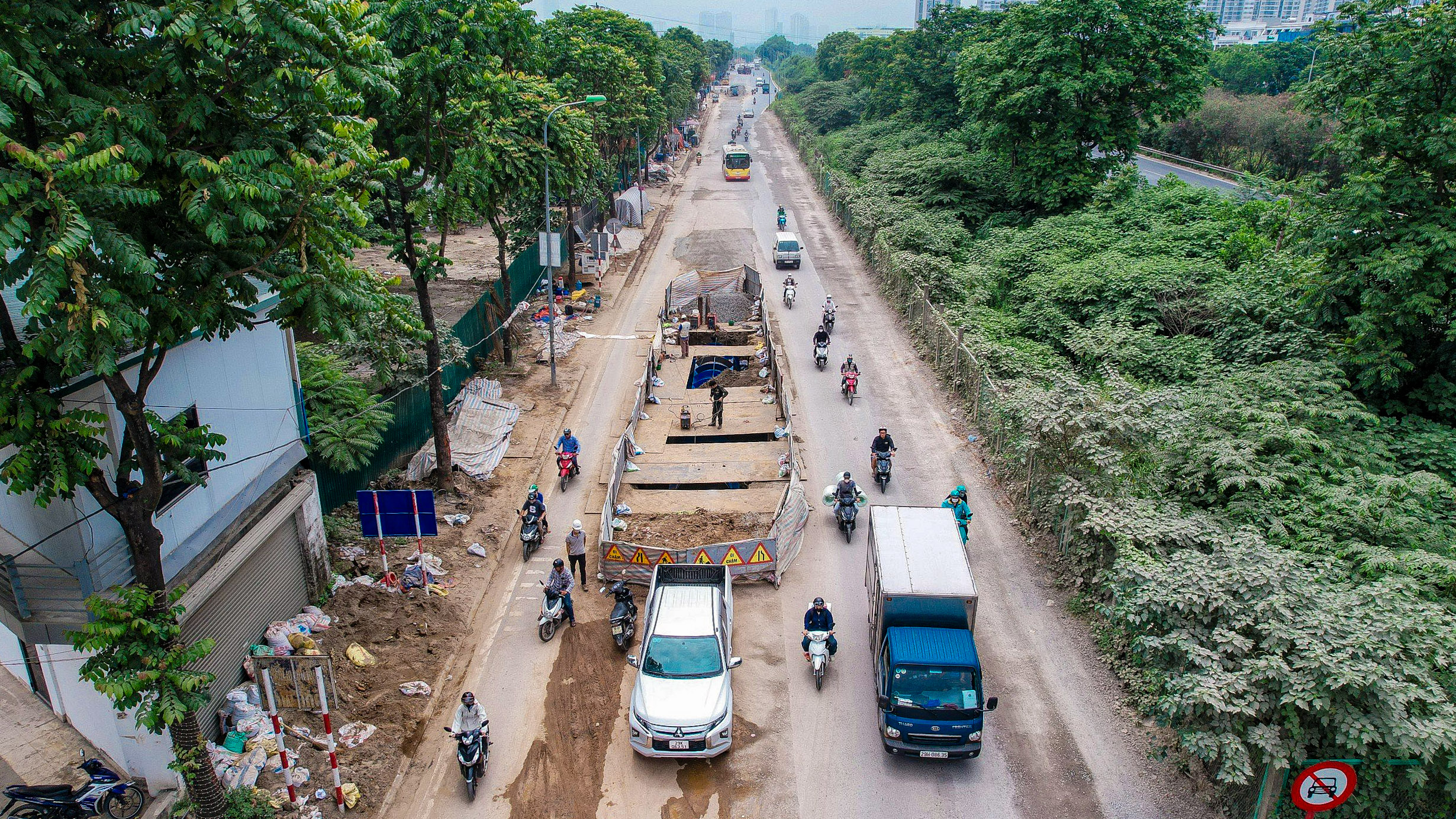 View -             Cận cảnh những lô cốt giữa đường gom đại lộ Thăng Long    