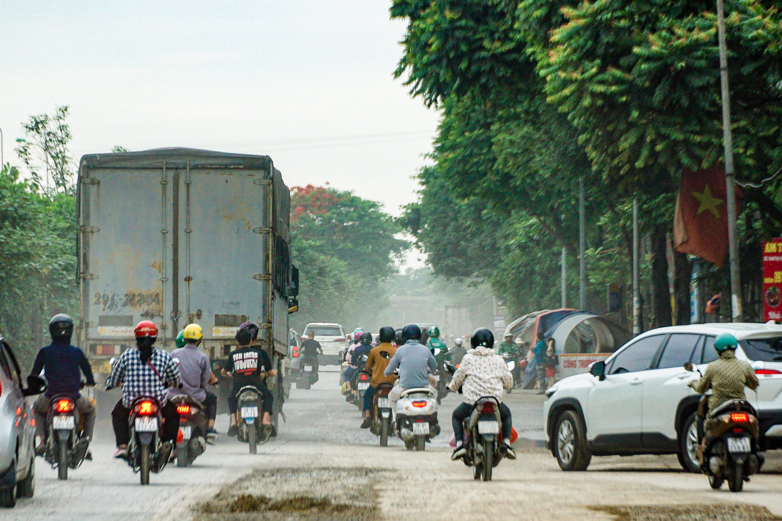 View -             Cận cảnh những lô cốt giữa đường gom đại lộ Thăng Long    