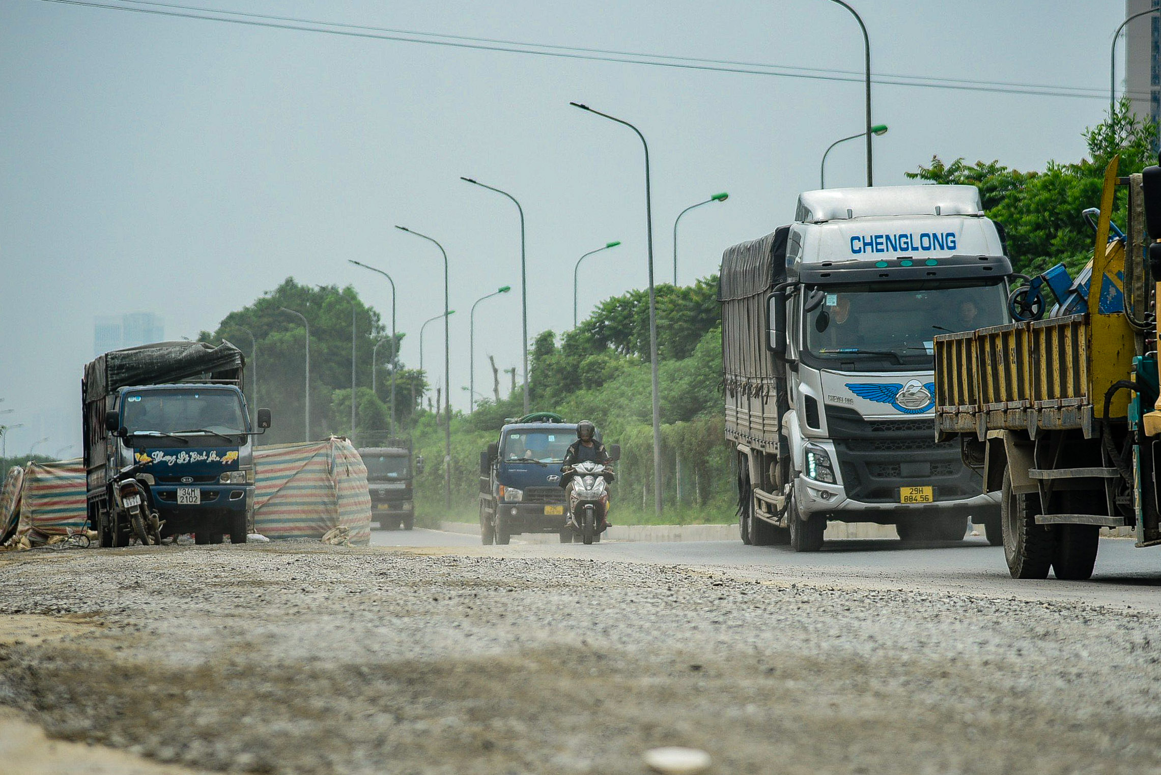             Cận cảnh những lô cốt giữa đường gom đại lộ Thăng Long    