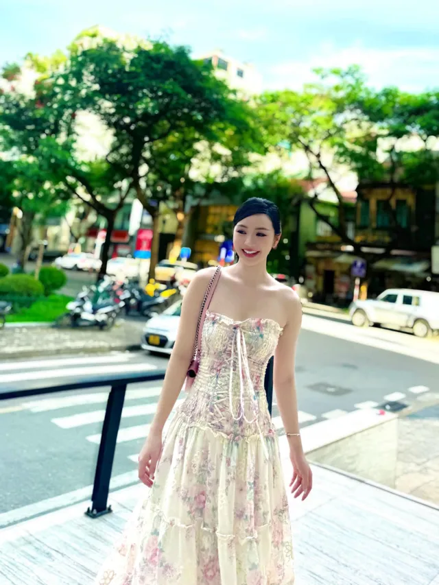 View -             Hé lộ thiệp cưới của Midu, Hoa hậu Thùy Tiên 'flex' tốt nghiệp Thạc sĩ    