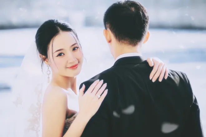 View -             Hé lộ thiệp cưới của Midu, Hoa hậu Thùy Tiên 'flex' tốt nghiệp Thạc sĩ    