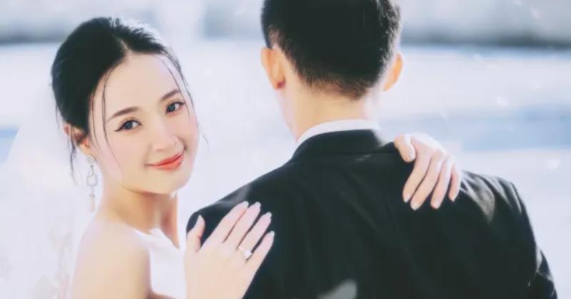             Hé lộ thiệp cưới của Midu, Hoa hậu Thùy Tiên 'flex' tốt nghiệp Thạc sĩ    