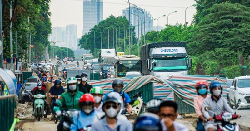 View -             Cận cảnh những lô cốt giữa đường gom đại lộ Thăng Long    