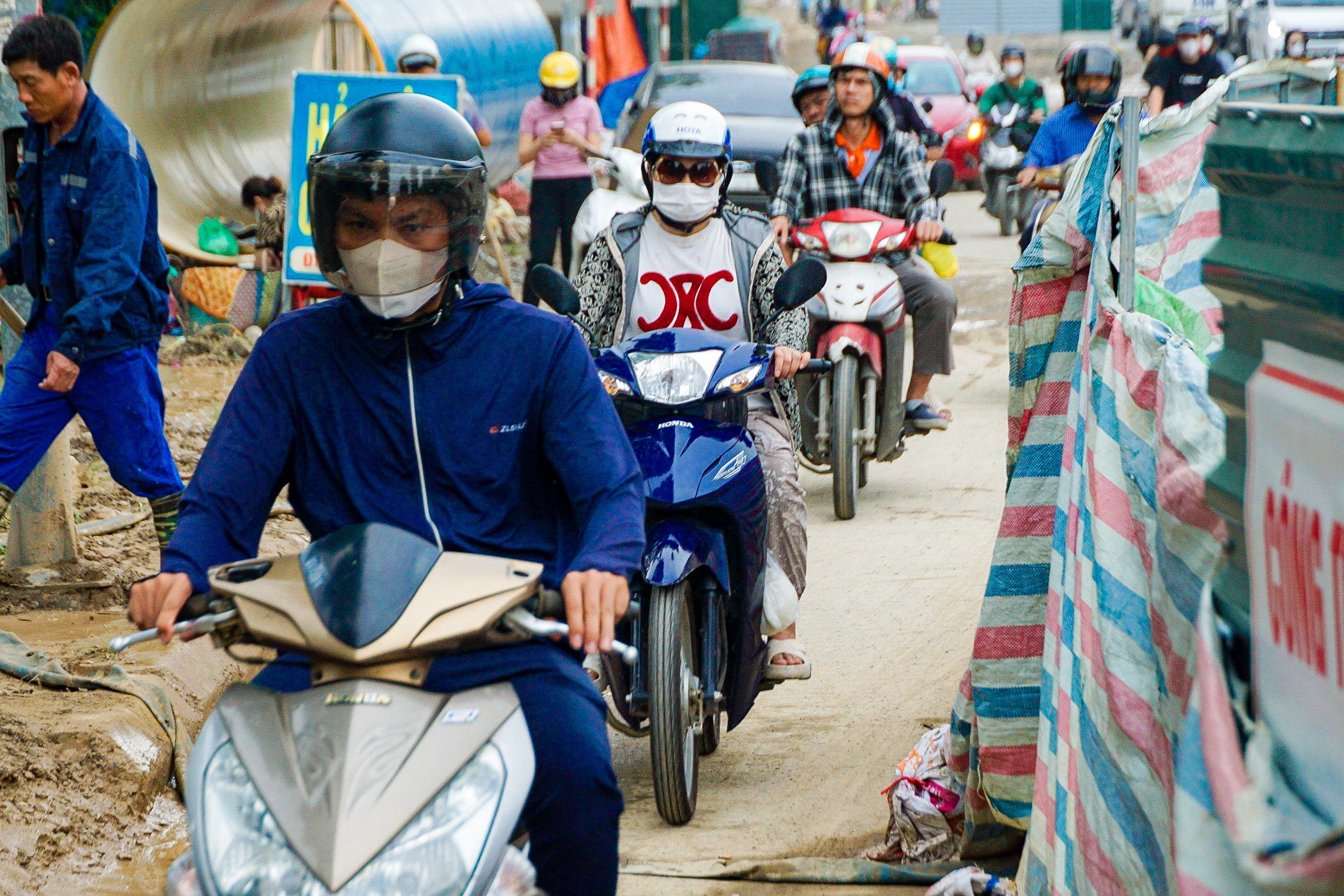 View -             Cận cảnh những lô cốt giữa đường gom đại lộ Thăng Long    