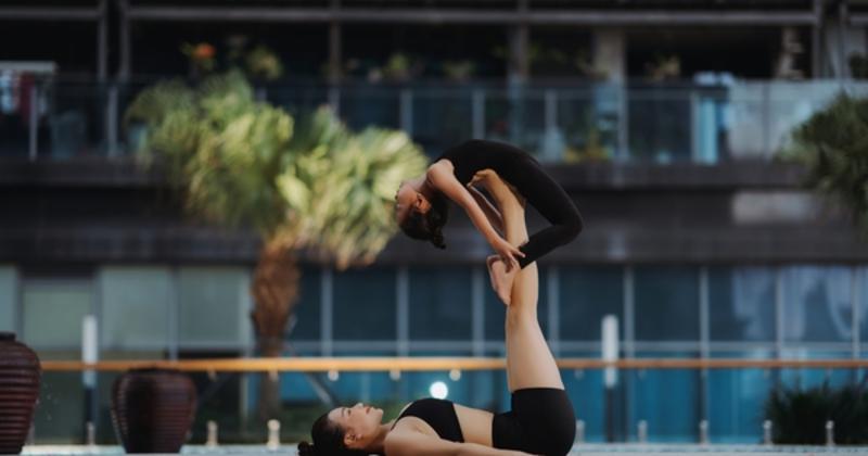 View -             Trà Ngọc Hằng và con gái trổ tài yoga    