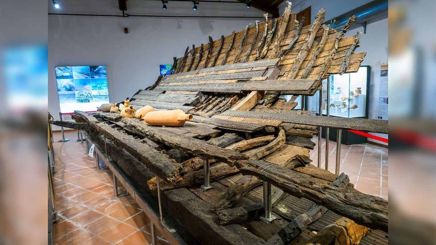 View -             Giới khảo cổ 'mừng ra mặt' khi chạm xác tàu đắm cổ đại    