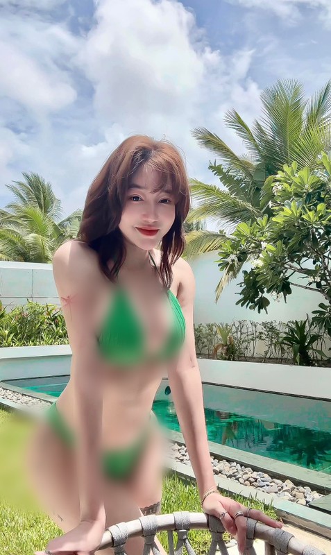 View -             'Gái hai con' Elly Trần diện bikini táo bạo, khoe đường cong nóng bỏng    