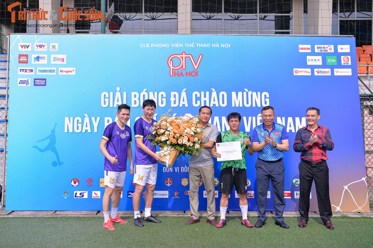 View -             HLV Kim Sang-sik xỏ giày đọ tài với phóng viên thể thao Việt Nam    
