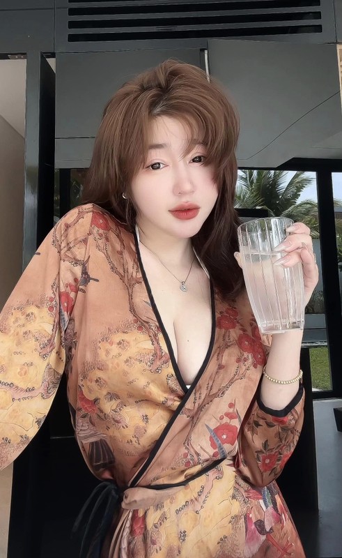             Mẹ đơn thân Elly Trần diện bikini khoe đường cong 'căng cực'    