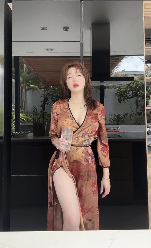 View -             'Gái hai con' Elly Trần diện bikini táo bạo, khoe đường cong nóng bỏng    