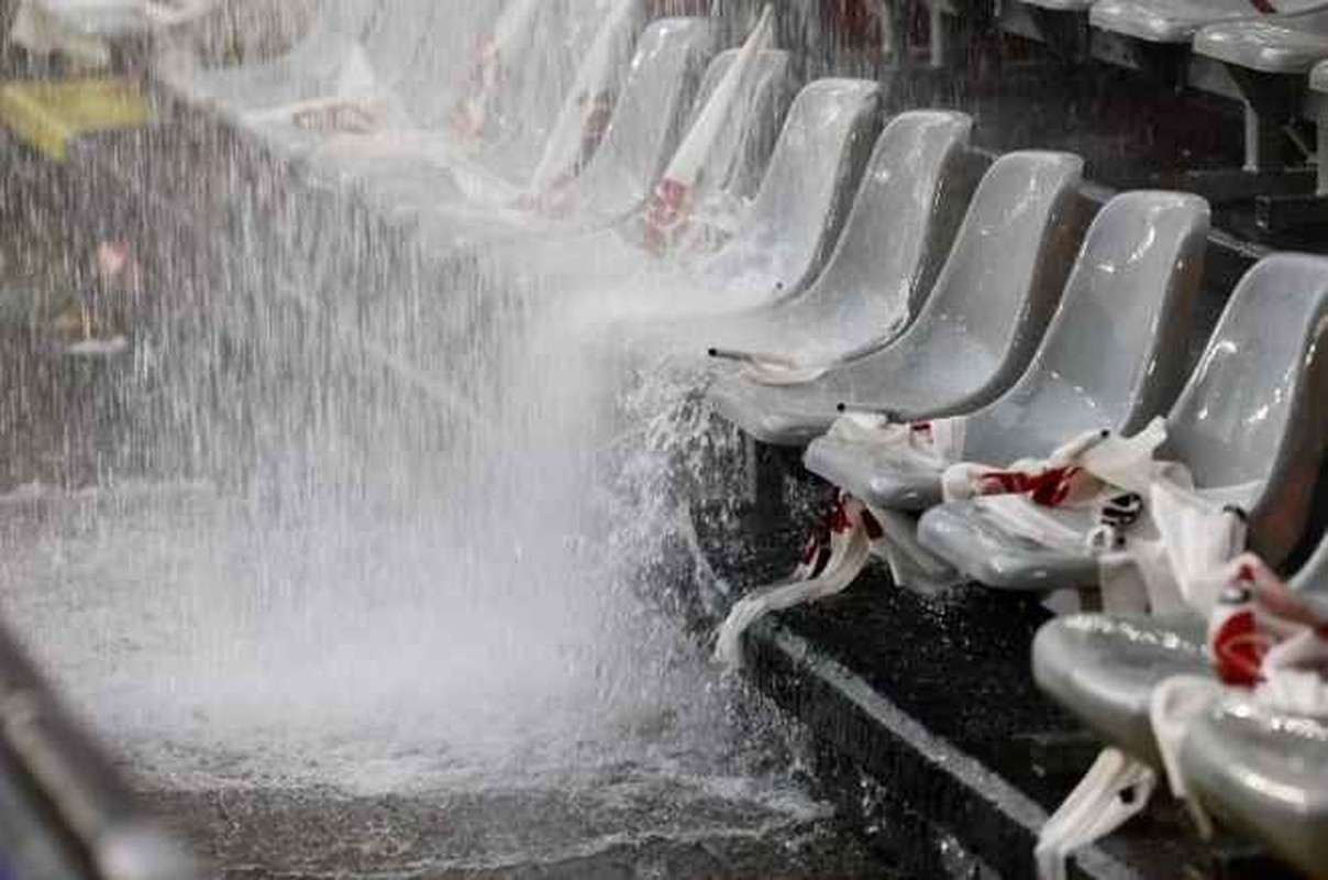 View -             Bên lề EURO 2024: Xuất hiện 'kỳ quan thác nước' ở Signal Iduna Park    
