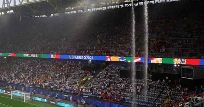             Bên lề EURO 2024: Xuất hiện 'kỳ quan thác nước' ở Signal Iduna Park    