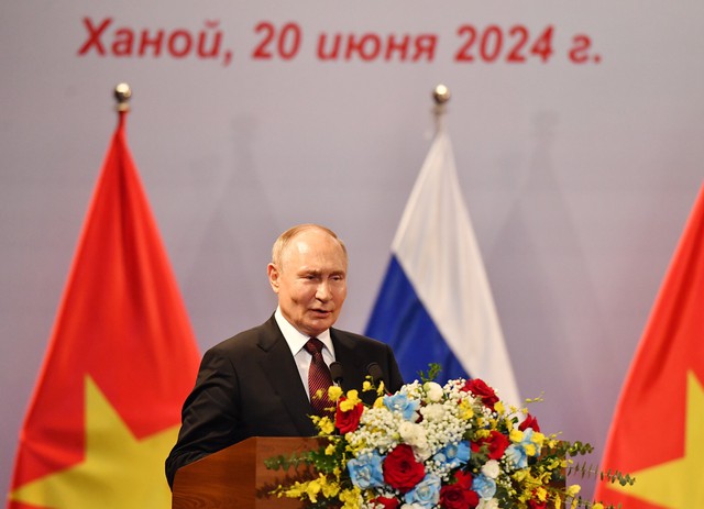             Tổng thống Vladimir Putin xúc động trước tình cảm nồng ấm của các cựu du học sinh    