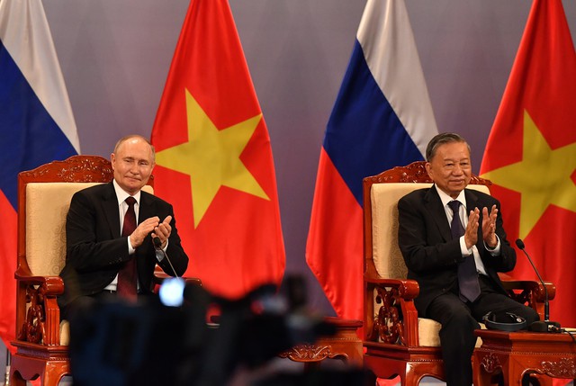            Tổng thống Vladimir Putin xúc động trước tình cảm nồng ấm của các cựu du học sinh    