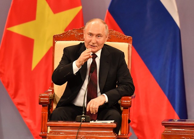 View -             Tổng thống Vladimir Putin xúc động trước tình cảm nồng ấm của các cựu du học sinh    