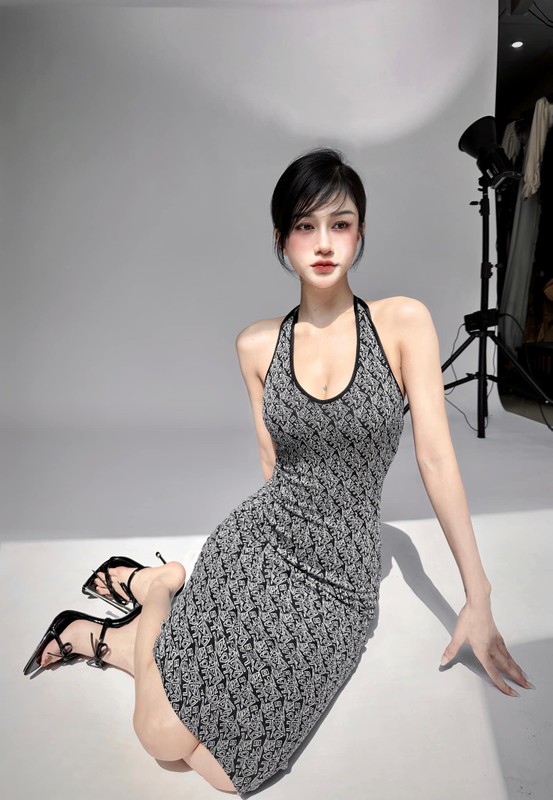 View -             Gái xinh 'đất Mỏ' mặc đồ bó chẽn, 'lăng-xê' áo corset    