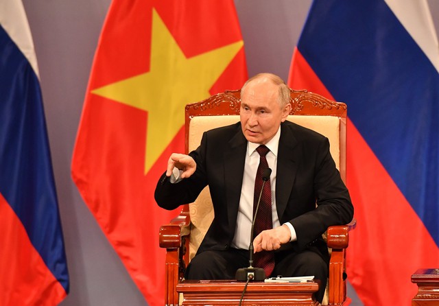 View -             Tổng thống Vladimir Putin xúc động trước tình cảm nồng ấm của các cựu du học sinh    