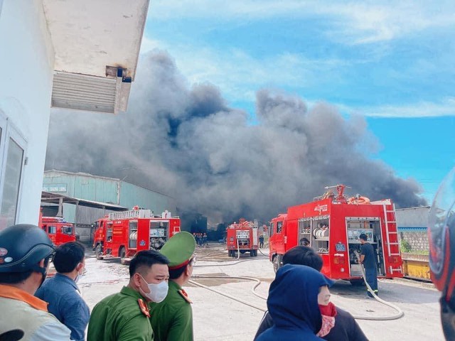 View -             Cháy lớn, huy động lực lượng chữa cháy Quảng Nam, Đà Nẵng dập lửa    