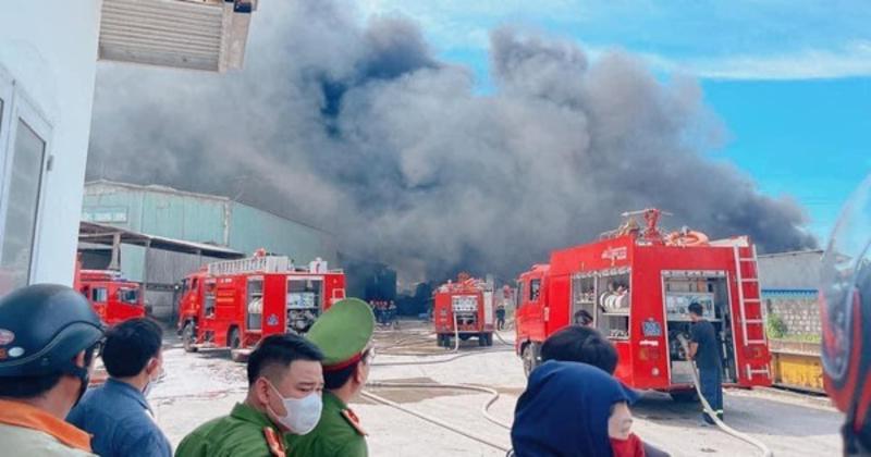 View -             Cháy lớn, huy động lực lượng chữa cháy Quảng Nam, Đà Nẵng dập lửa    
