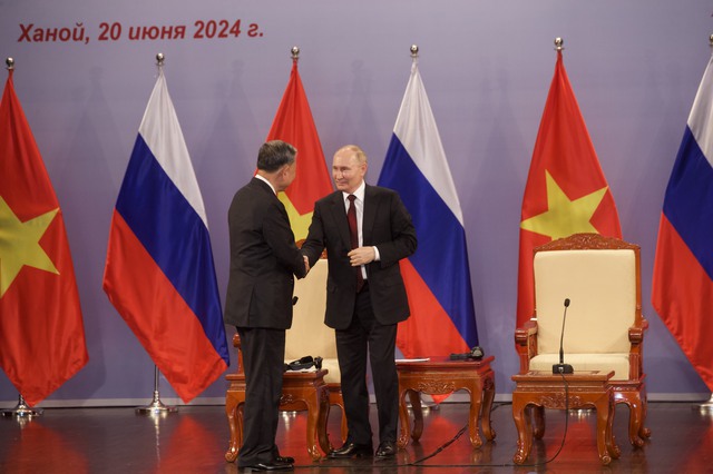             Tổng thống Vladimir Putin xúc động trước tình cảm nồng ấm của các cựu du học sinh    