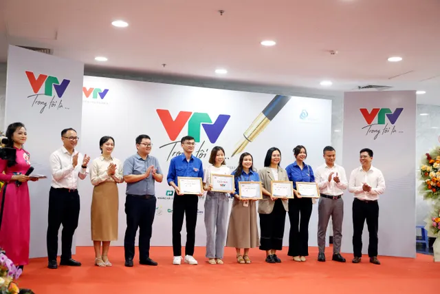 View -             Vinh danh các tác phẩm đạt giải tại Cuộc thi sáng tạo video 'VTV trong tôi là...'    