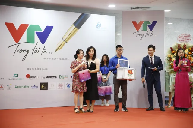 View -             Vinh danh các tác phẩm đạt giải tại Cuộc thi sáng tạo video 'VTV trong tôi là...'    