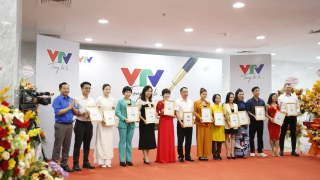 View -             Vinh danh các tác phẩm đạt giải tại Cuộc thi sáng tạo video 'VTV trong tôi là...'    