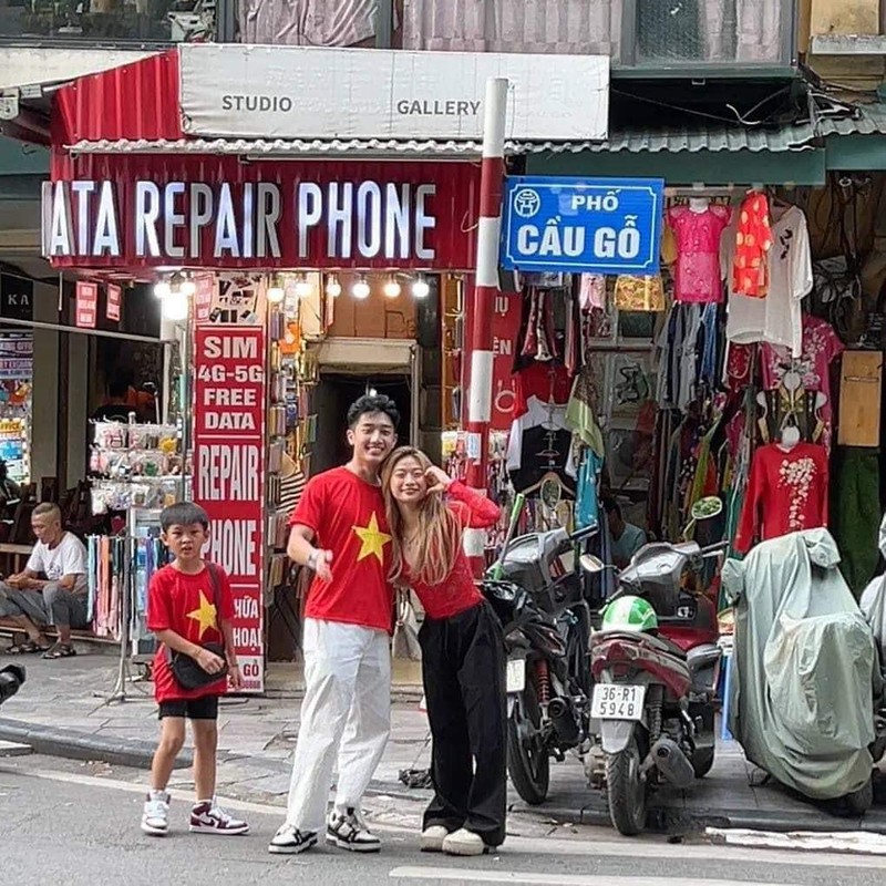             Louis Phạm dạo phố tại Hà Nội với người yêu giữa ồn ào    